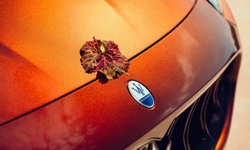 A legújabb Maserati formatervezését Toszkán borok varázslatos világa inspirálta. A festői táj és a gazdag ízek harmonikus összhangja tükröződik az autó elegáns vonalvezetésében és kifinomult részleteiben. A Maserati új modellje nem csupán egy jármű, hanem