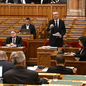 Rétvári Bence kifejezte aggodalmát Juhász Péter Pál jövedelmi helyzete kapcsán, amely a drága autók birtoklása miatt vált gyanússá. A politikai diskurzusban a luxusautók birtoklása gyakran kérdéseket vet fel a személyes vagyoni helyzettel és a pénzügyi át