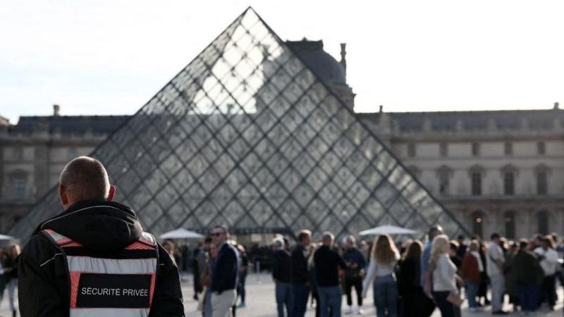 Munkásruhát öltve hajtották végre a merész bűncselekményt: így történt a Louvre kirablása (VIDEÓ)