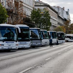 A Békemenetre érkező CÖF-ös buszok a Bazilikáig kígyóztak.