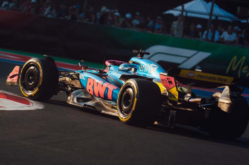 Mexikói Nagydíj: Szombati események részletesen, percről percre - F1VILÁG.HU

A Mexikói Nagydíj szombati napja izgalmas fordulatokat és váratlan eseményeket tartogatott a Forma-1 rajongói számára. Az időmérő edzés során a csapatok és versenyzők mindent be