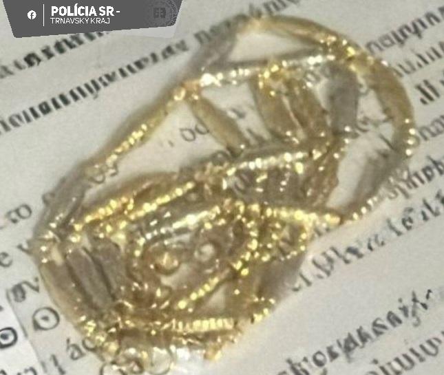 Galántán egy grúz állampolgár egy aranyláncot tulajdonított el, ezzel felkeltve a helyi hatóságok figyelmét.