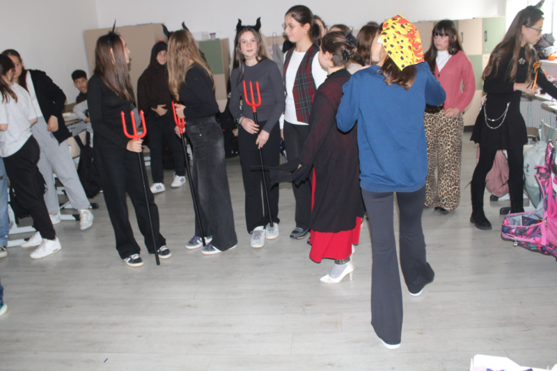 Marosludas egy bájos település, amely a festői táj és a gazdag kulturális örökség találkozásánál helyezkedik el. A vidék természeti szépségei, mint a zöldellő dombok és a kristálytiszta vizek, ideális környezetet biztosítanak a pihenéshez és a felfedezésh