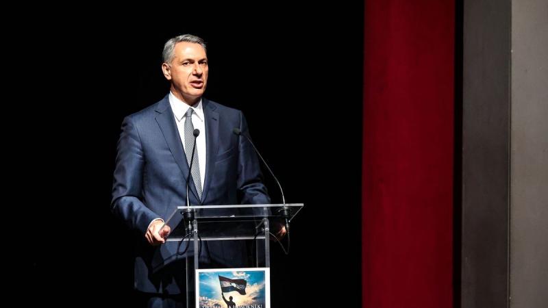 Ruszin-Szendi azonnali beavatkozása mindenkire kiterjedne, míg Lázár határozottan elutasítaná, hogy magyar fiatalokat idegen érdekszférába juttasson. Micsoda éles ellentét ez!